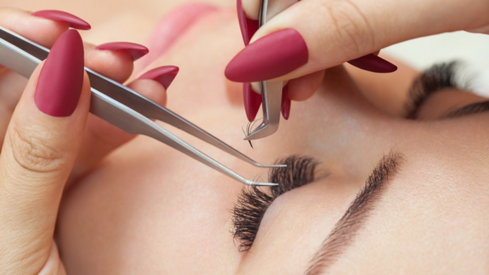 Maintaining 5D eyelashes extensions